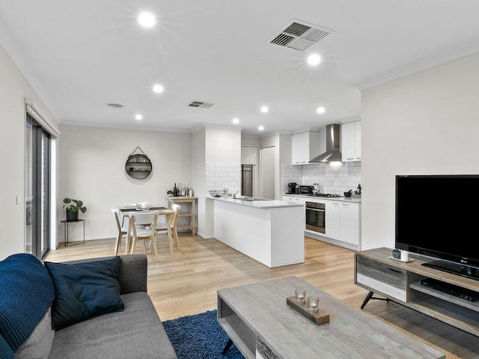 24 Cootamundra Drive