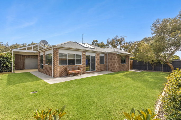 22 Whitecliff Way