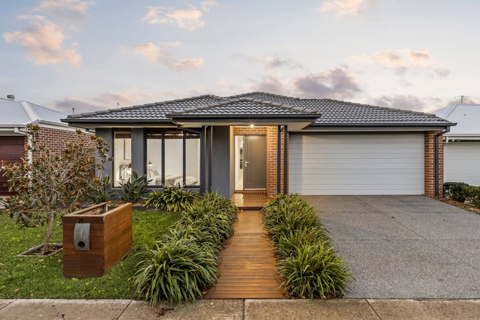 21 Mallacoota Crescent