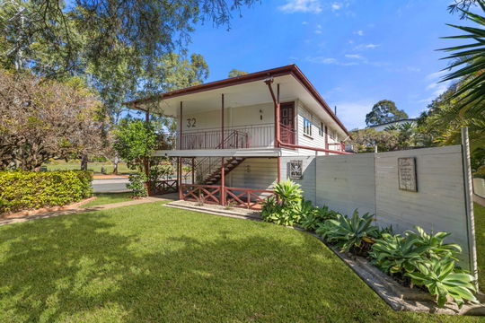 32 Bunora Avenue, Ferny Hills  QLD  4055