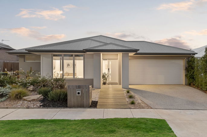 16 Shoalhaven Boulevard