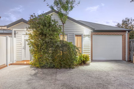2/27 Kalimna Street