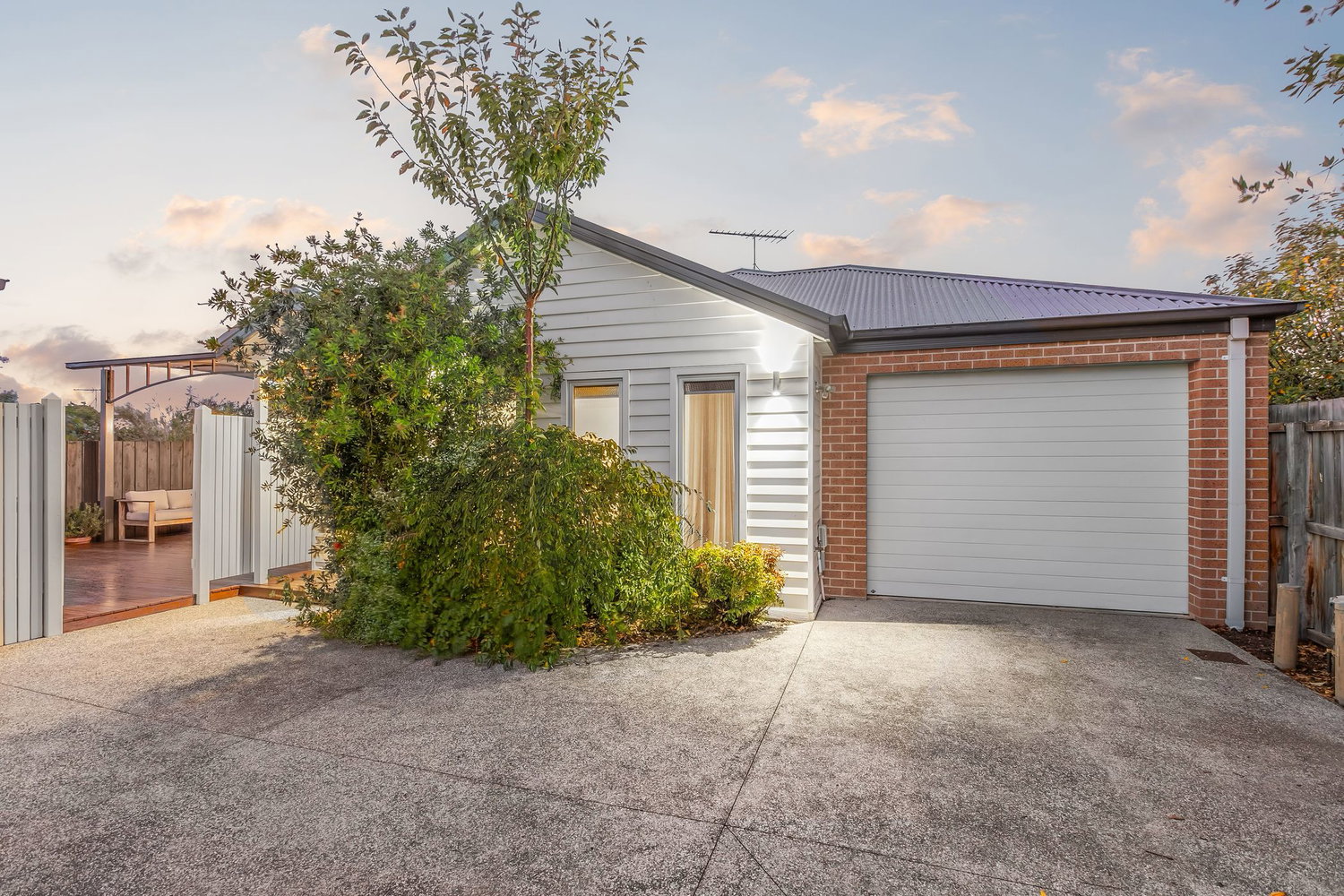 Listing image for 2/27 Kalimna Street, HAMLYN HEIGHTS  VIC  3215