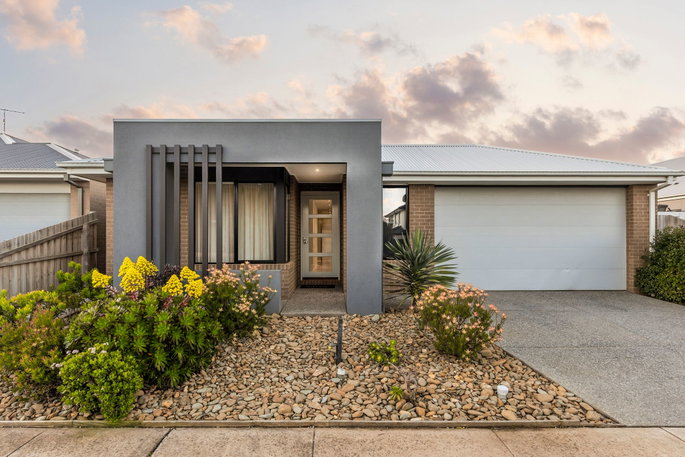 16 Lady Earl Crescent