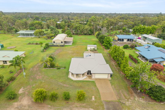 255 Woocoo Drive, Oakhurst  QLD  4650