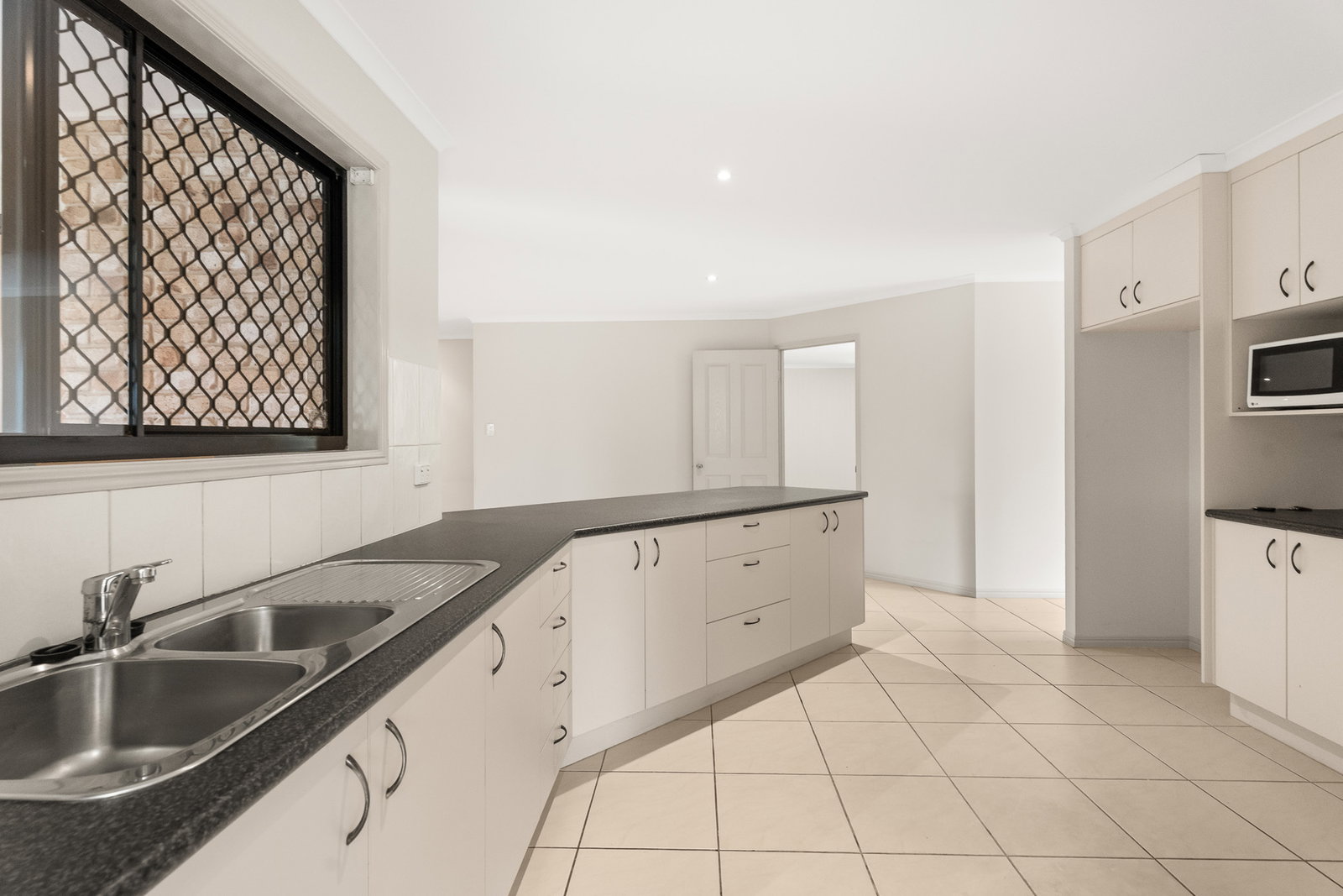 255 Woocoo Drive, Oakhurst  QLD  4650