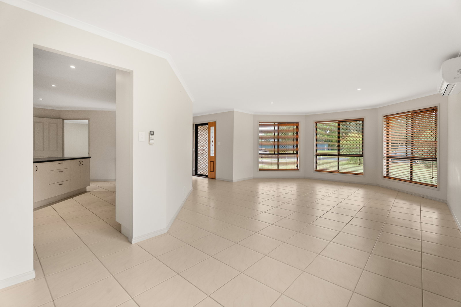 255 Woocoo Drive, Oakhurst  QLD  4650
