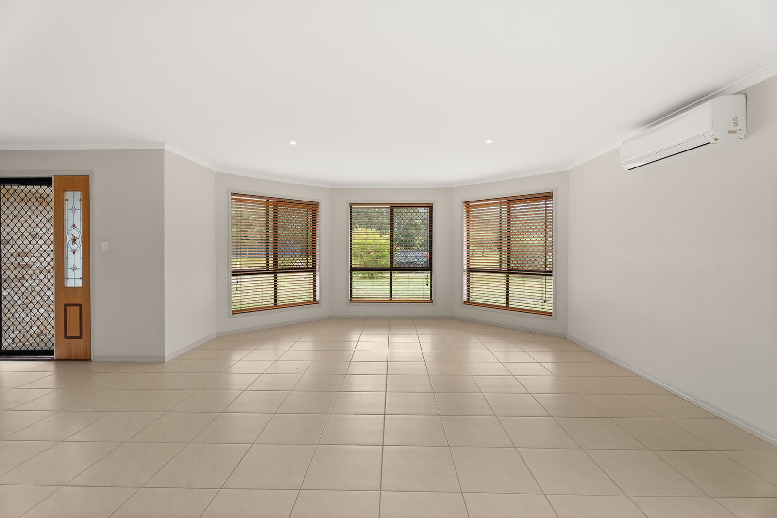 255 Woocoo Drive, Oakhurst  QLD  4650