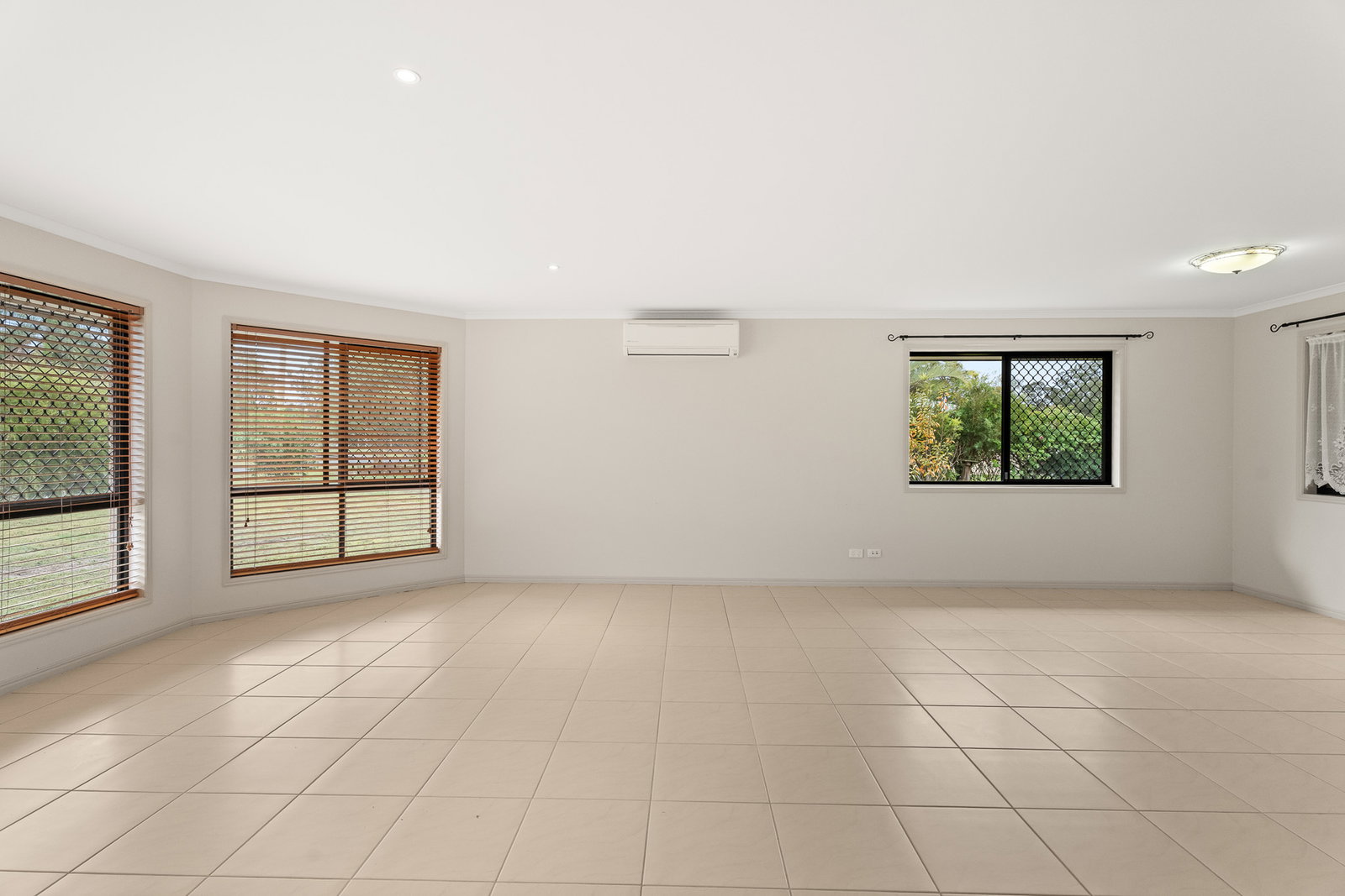 255 Woocoo Drive, Oakhurst  QLD  4650