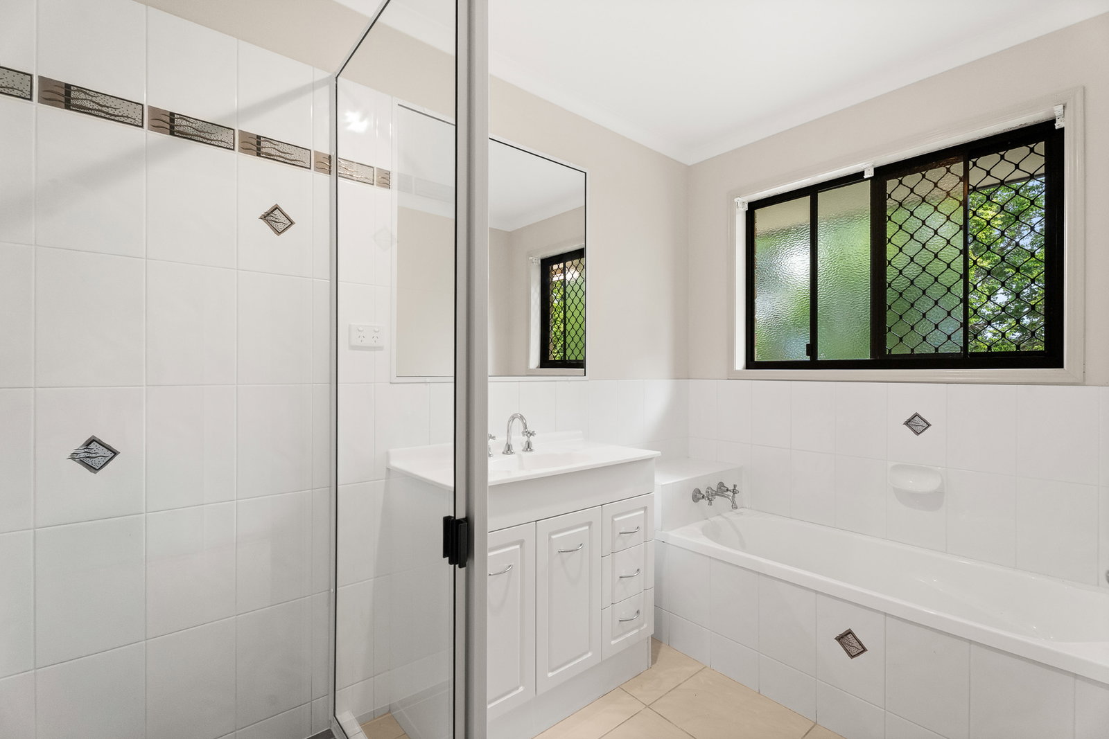 255 Woocoo Drive, Oakhurst  QLD  4650