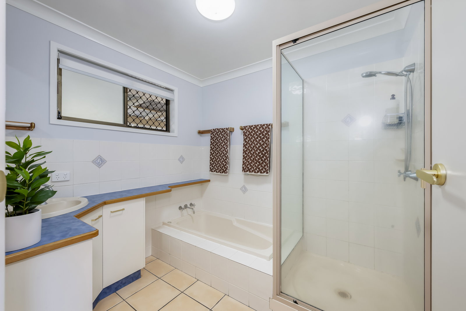 6 McLachlan Drive, Avenell Heights  QLD  4670