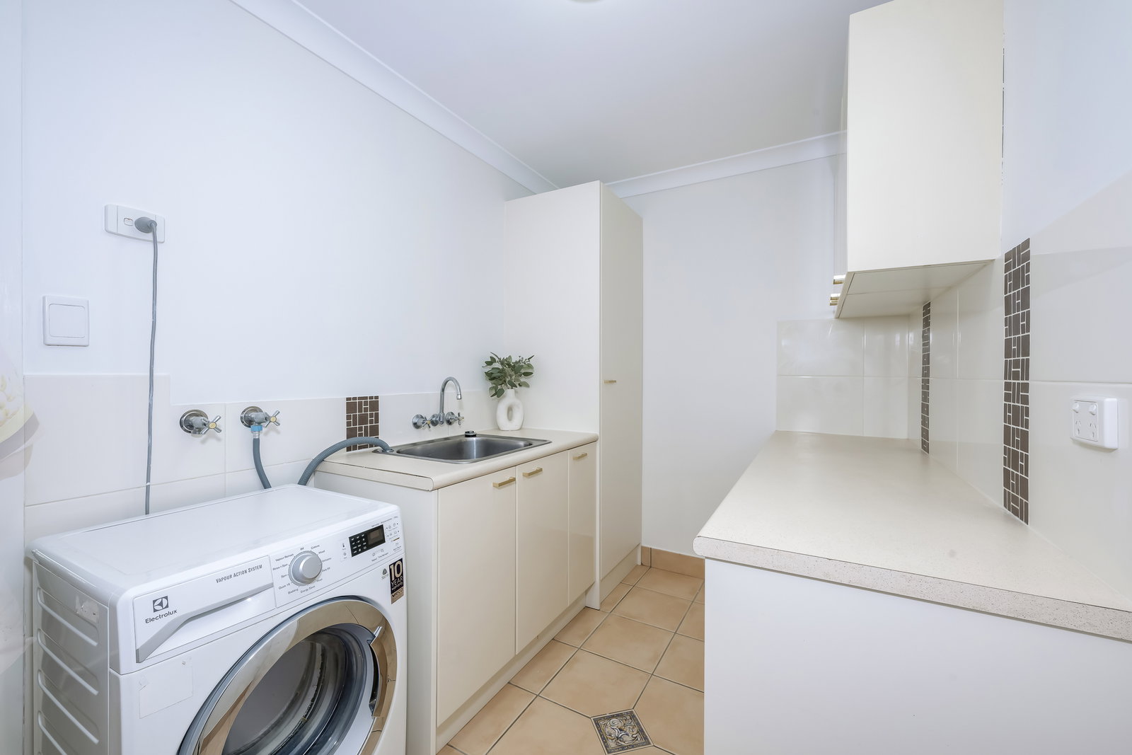 6 McLachlan Drive, Avenell Heights  QLD  4670