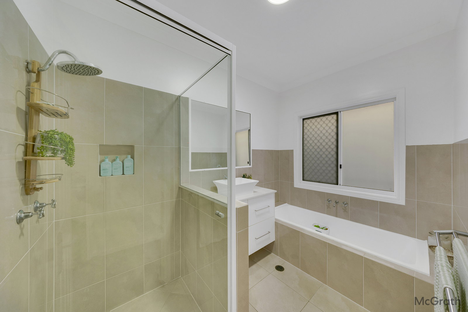 7 Carnarvon Parade, New Auckland  QLD  4680