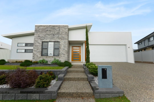 6 Bowie Avenue, Kawungan  QLD  4655
