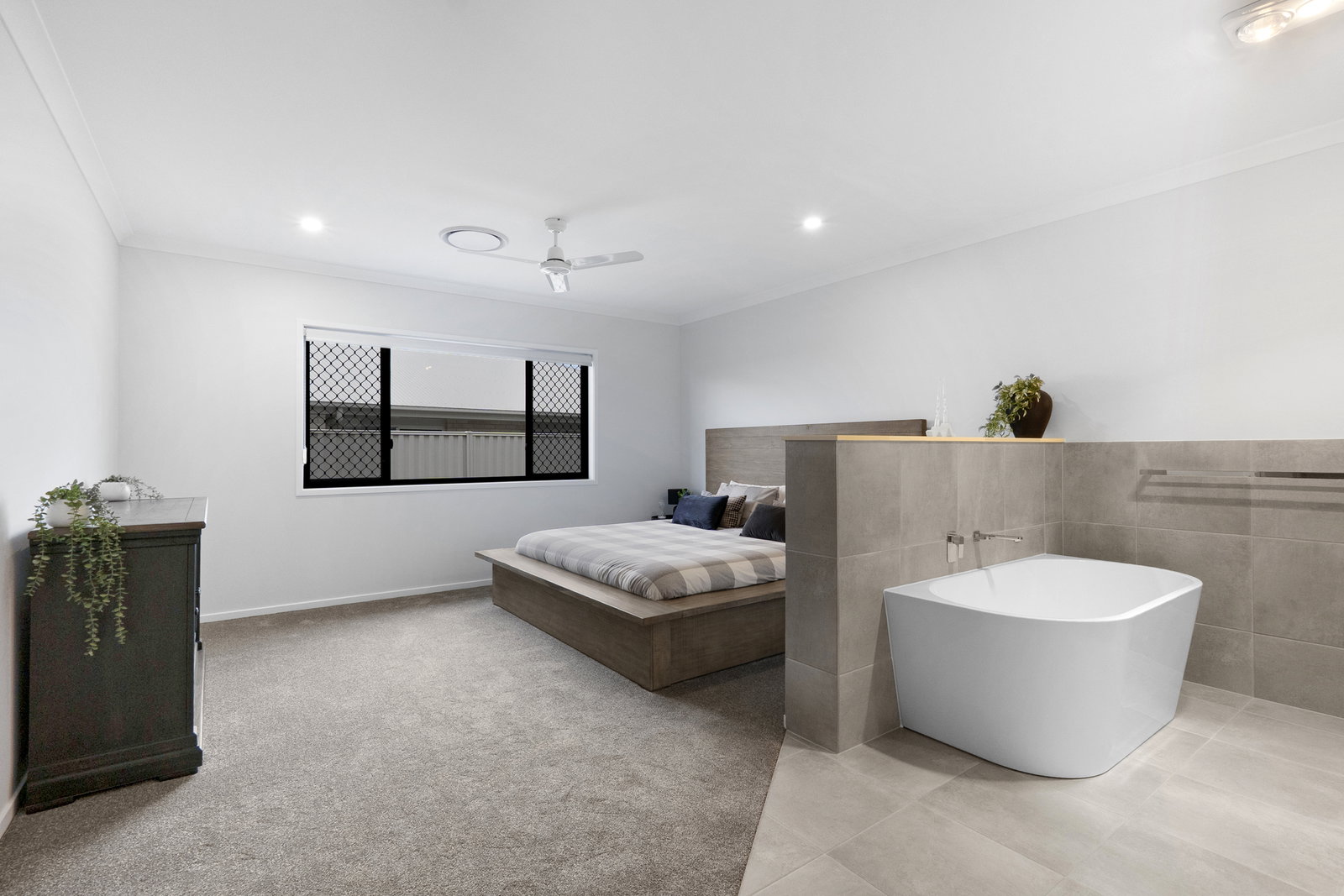 6 Bowie Avenue, Kawungan  QLD  4655