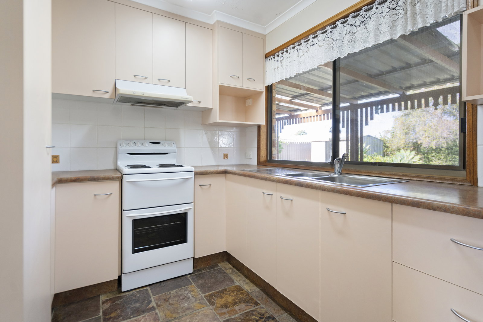 3 Central Avenue, Thabeban  QLD  4670