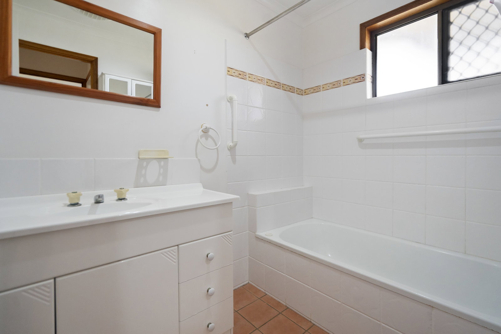3 Central Avenue, Thabeban  QLD  4670