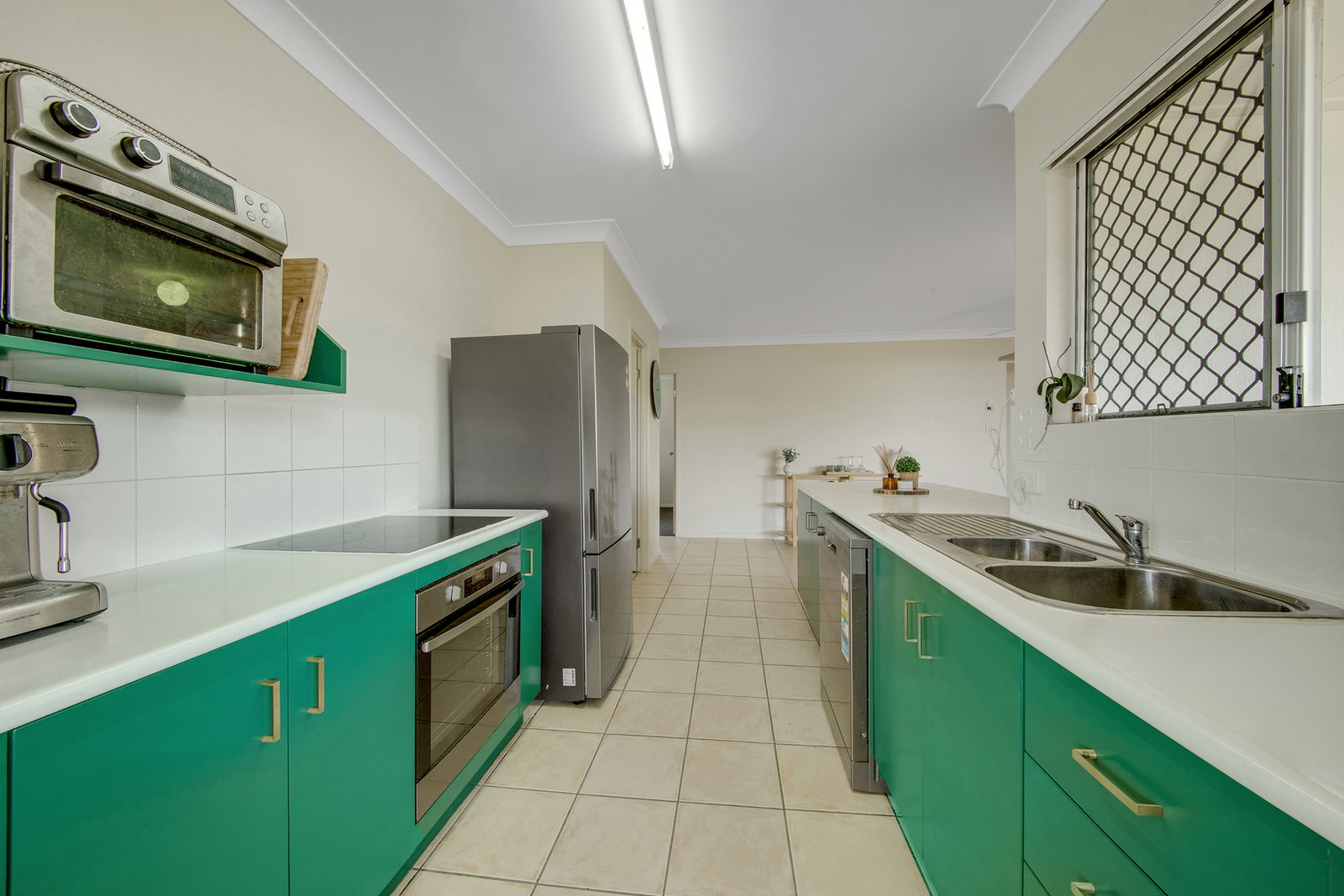 6 Saxonvale Court, New Auckland  QLD  4680