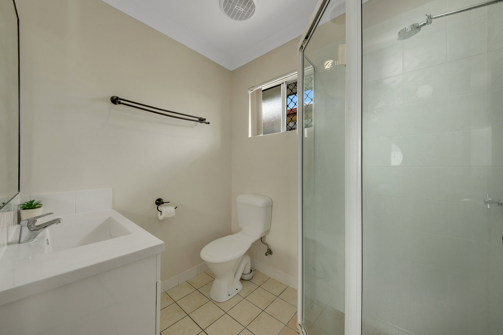 6 Saxonvale Court, New Auckland  QLD  4680