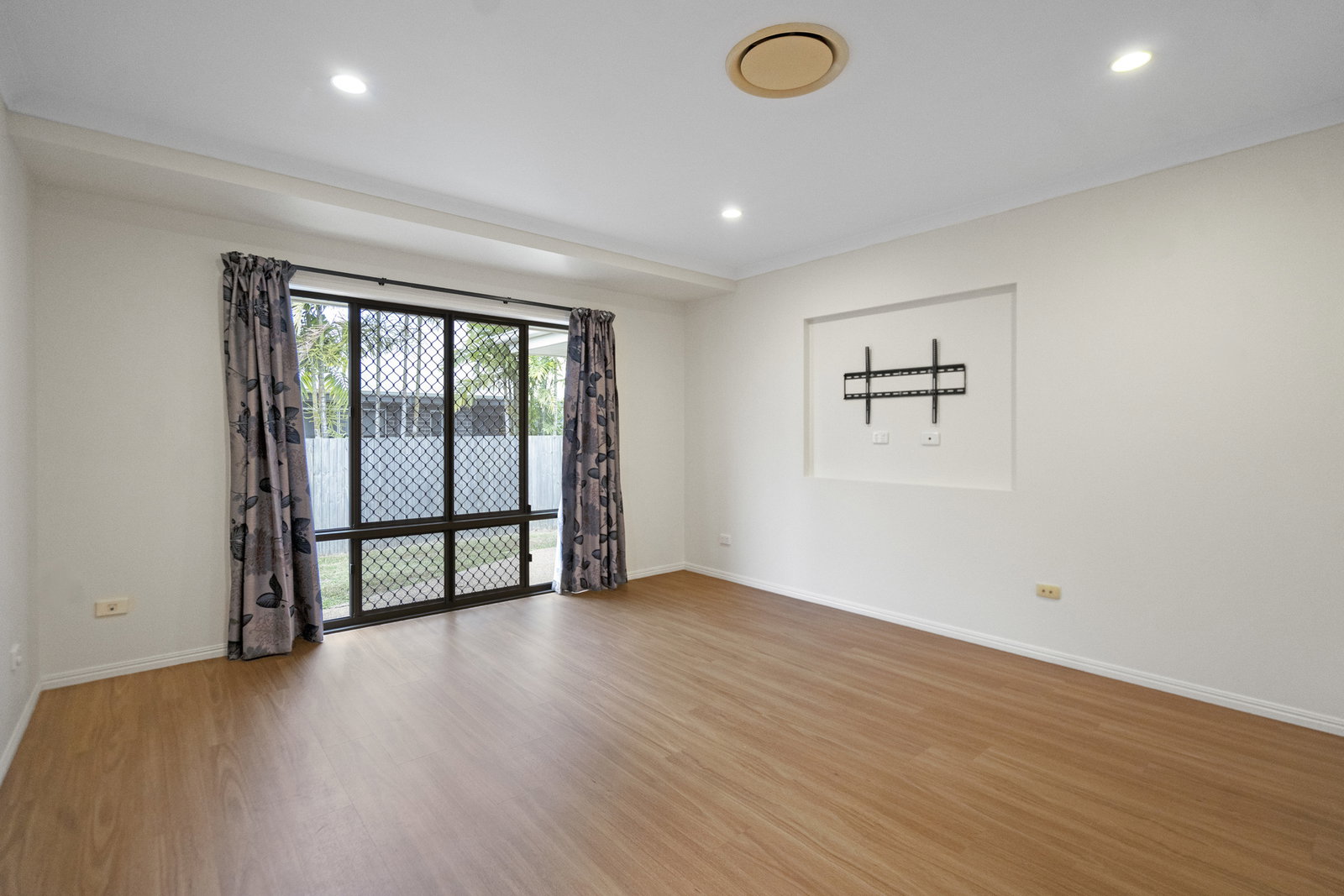 16 Bisdee Street, Coral Cove  QLD  4670