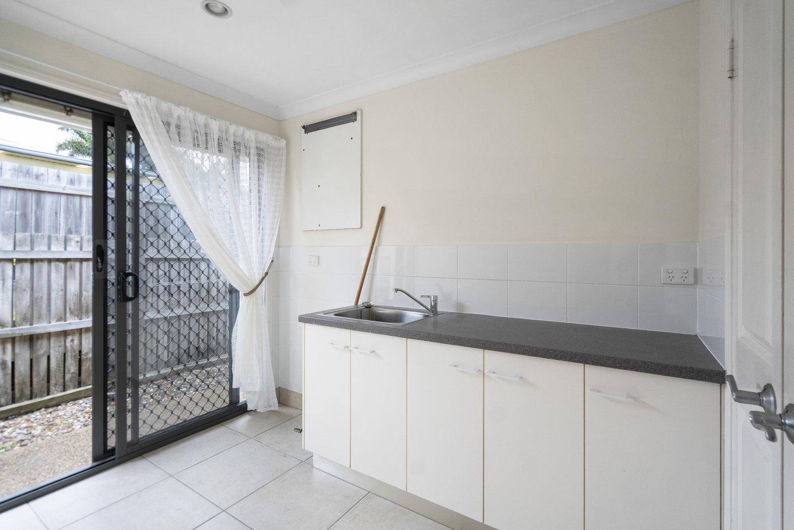 16 Bisdee Street, Coral Cove  QLD  4670