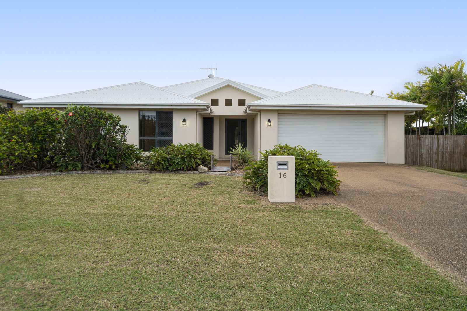 16 Bisdee Street, Coral Cove  QLD  4670