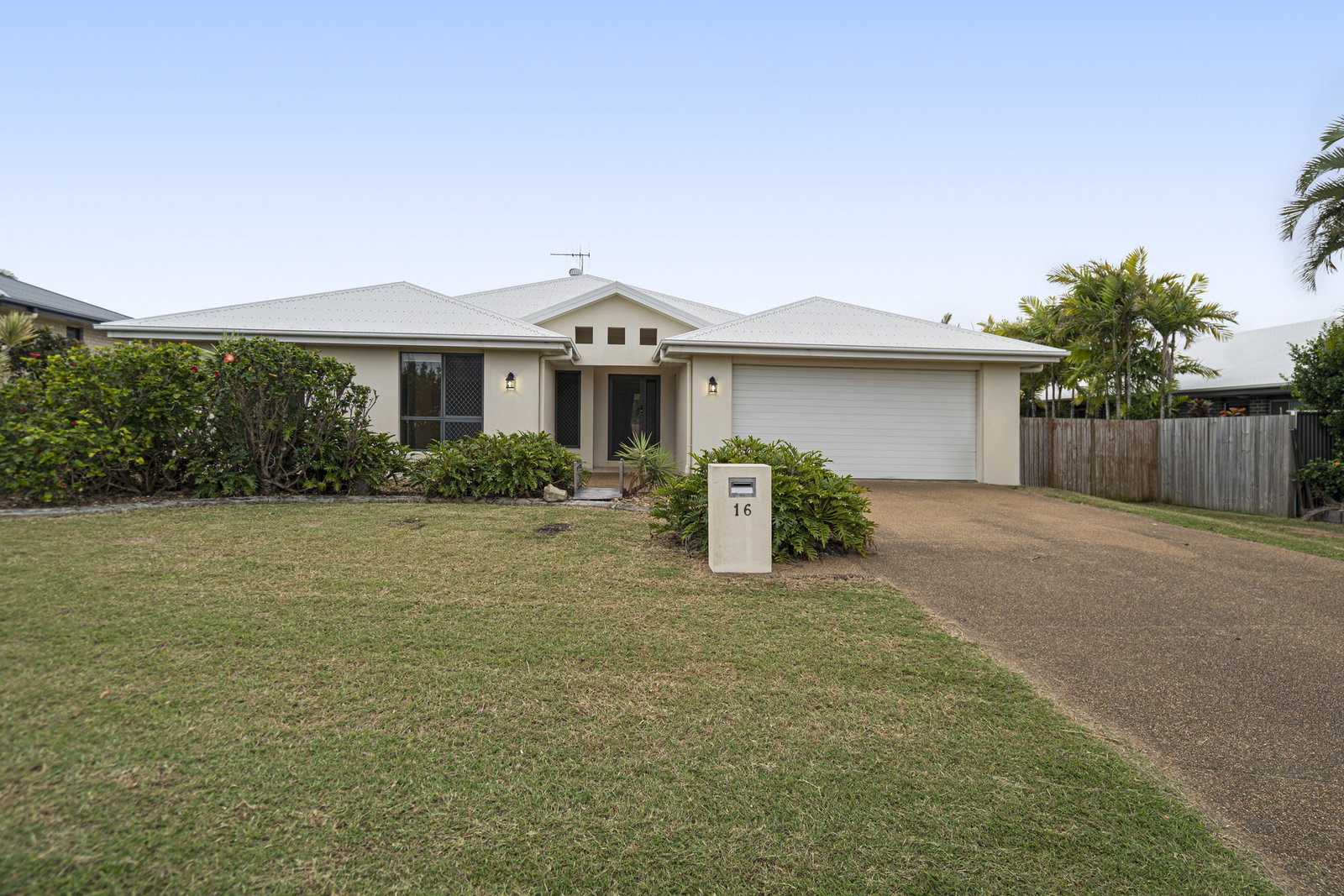 16 Bisdee Street, Coral Cove  QLD  4670
