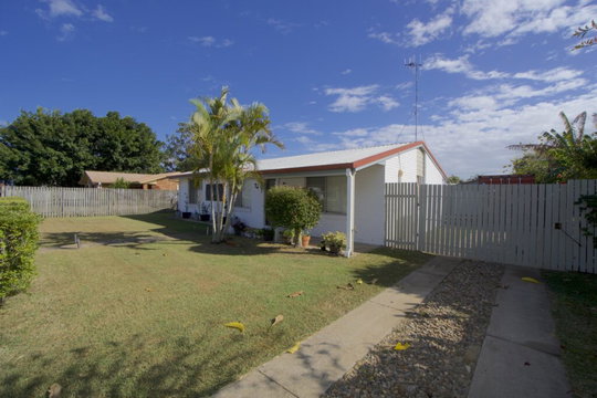 8 Paradise Avenue, Thabeban  QLD  4670