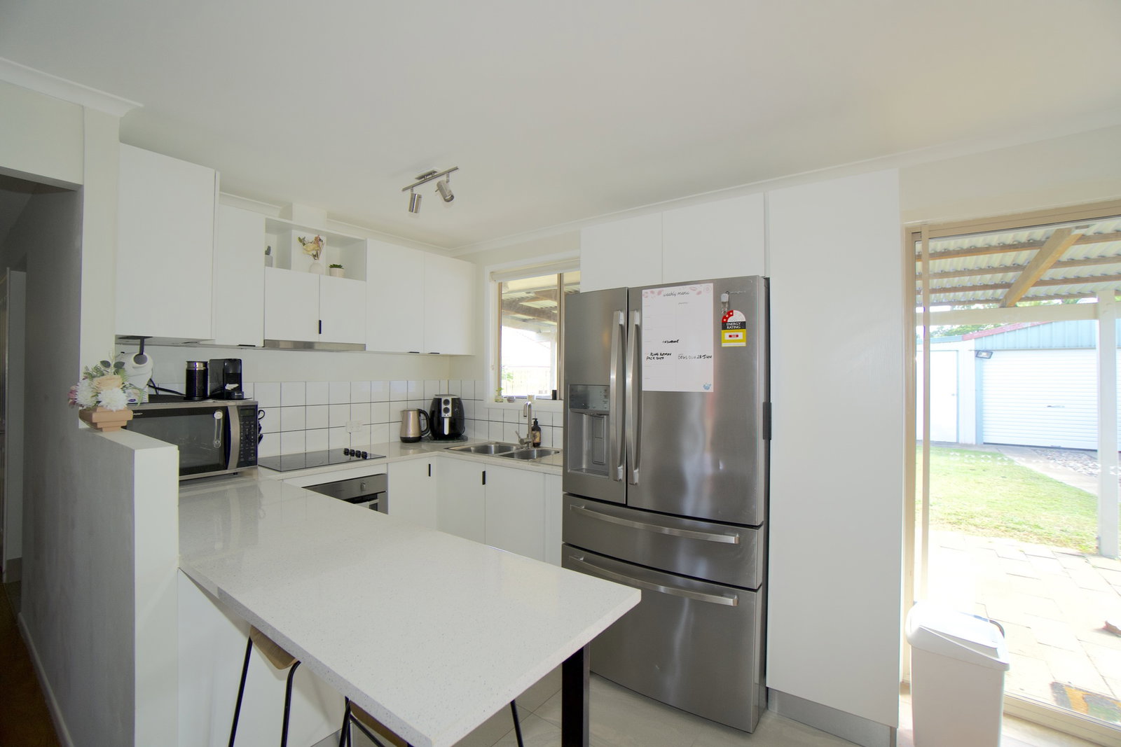 8 Paradise Avenue, Thabeban  QLD  4670