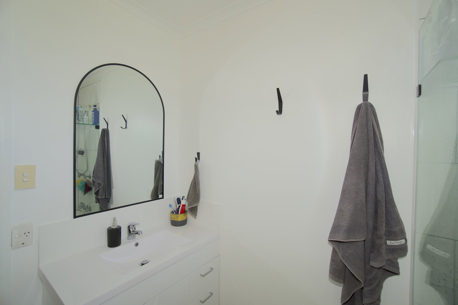 8 Paradise Avenue, Thabeban  QLD  4670