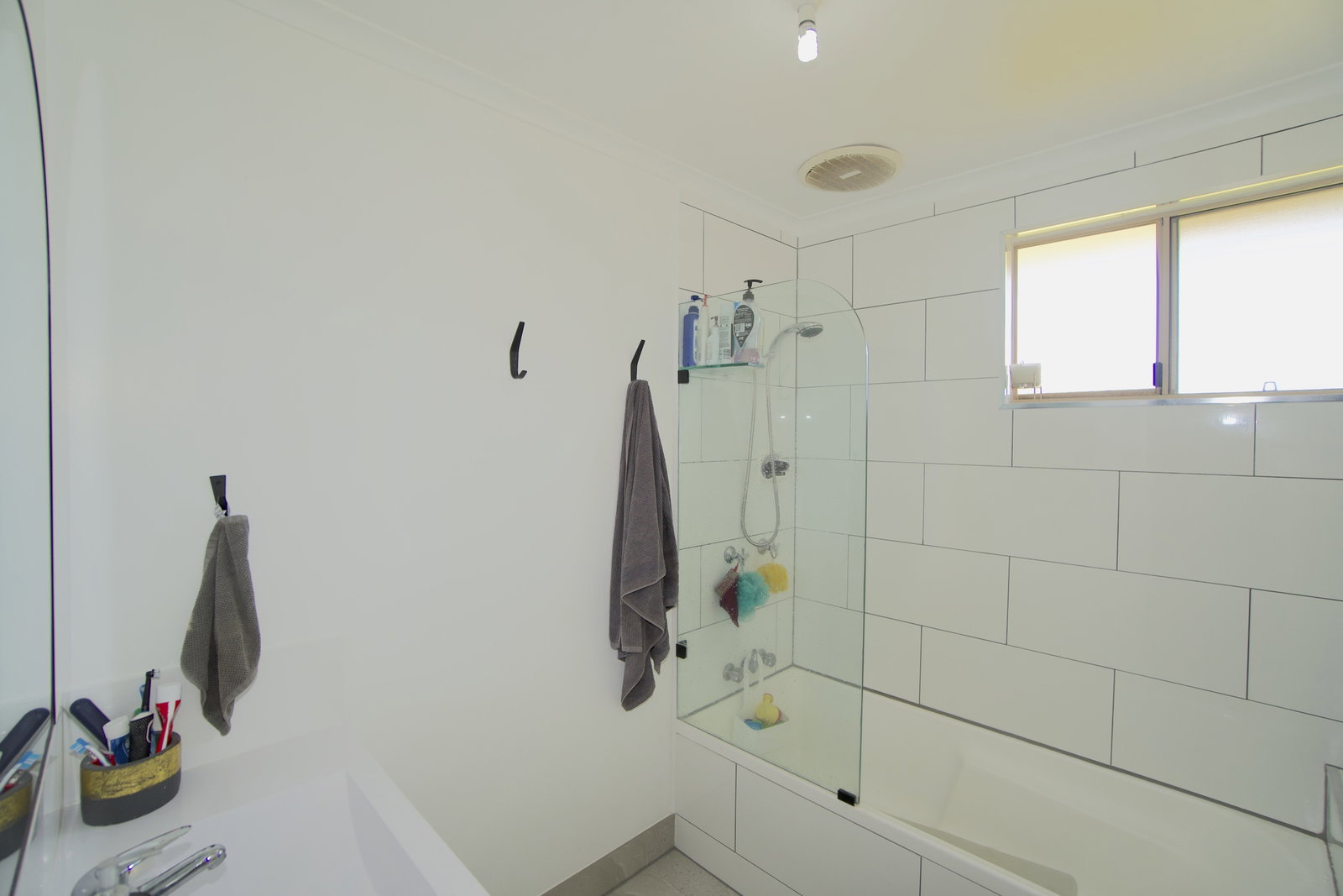8 Paradise Avenue, Thabeban  QLD  4670