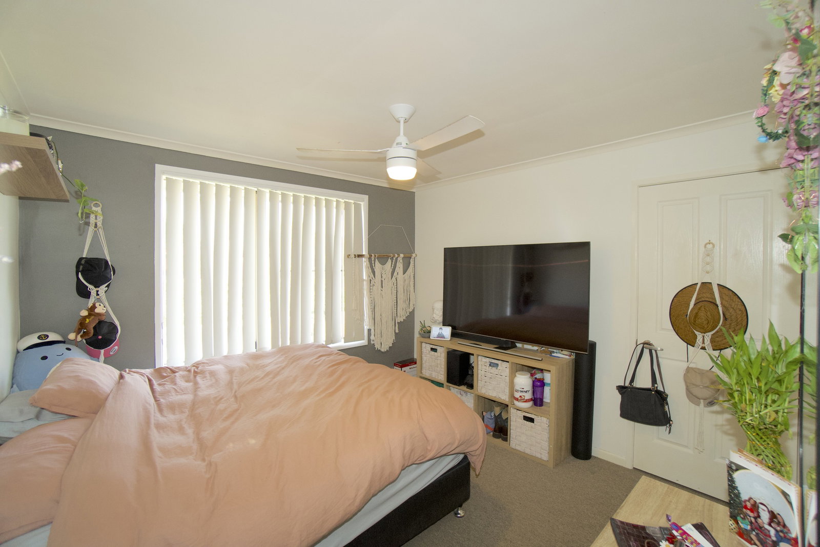 8 Paradise Avenue, Thabeban  QLD  4670