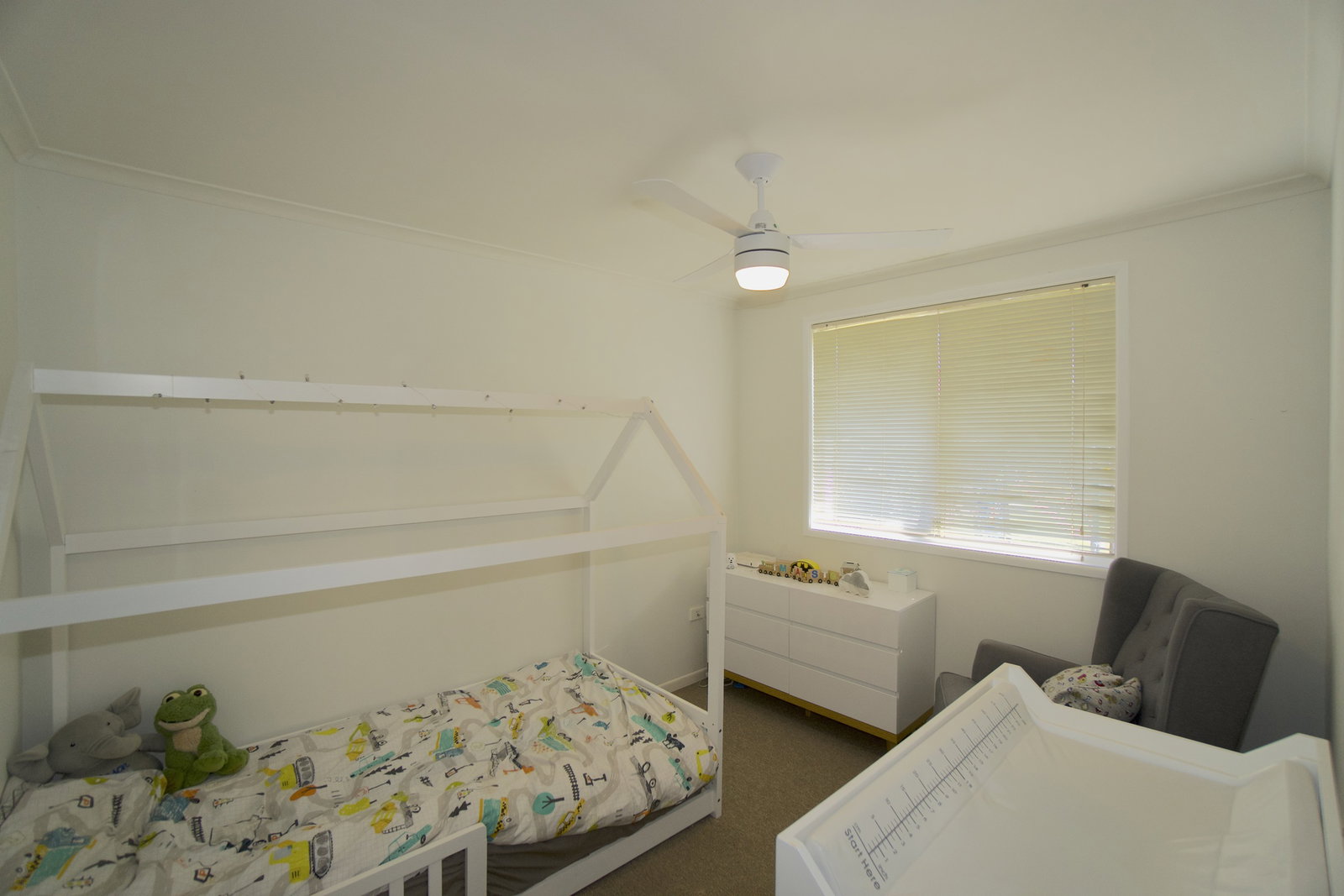 8 Paradise Avenue, Thabeban  QLD  4670