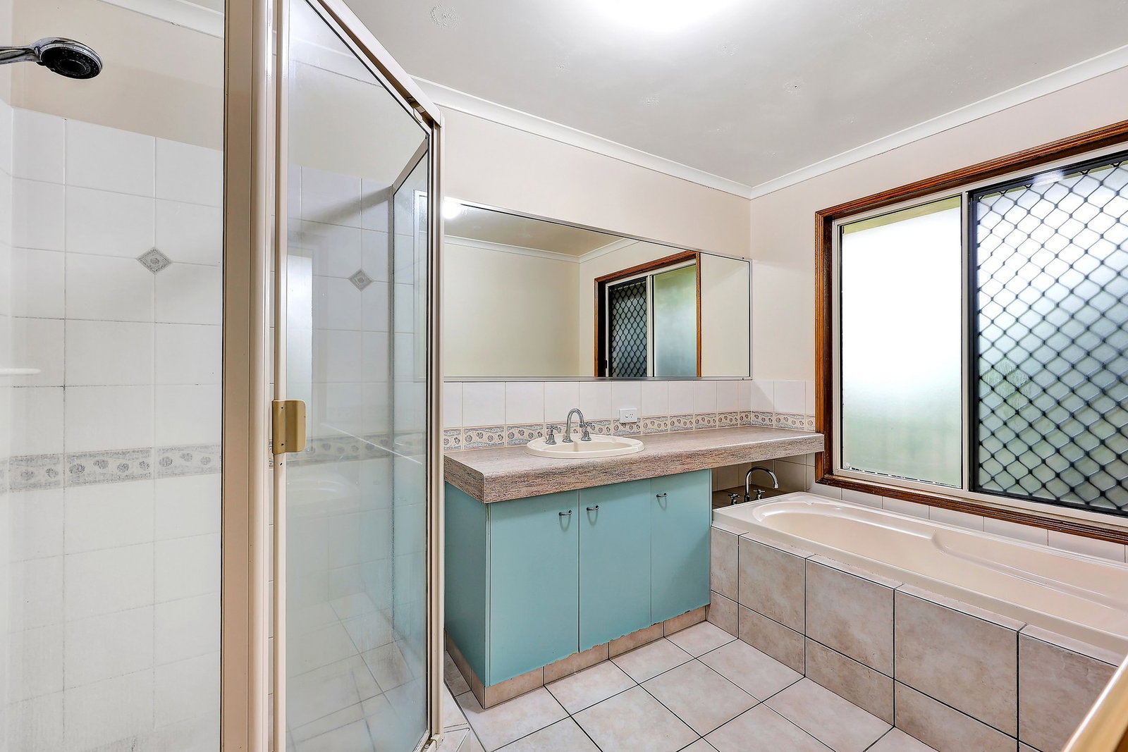 12 Palais Court, Avenell Heights  QLD  4670