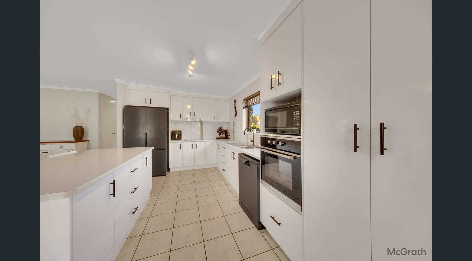 3 Eloise Court, Clinton  QLD  4680
