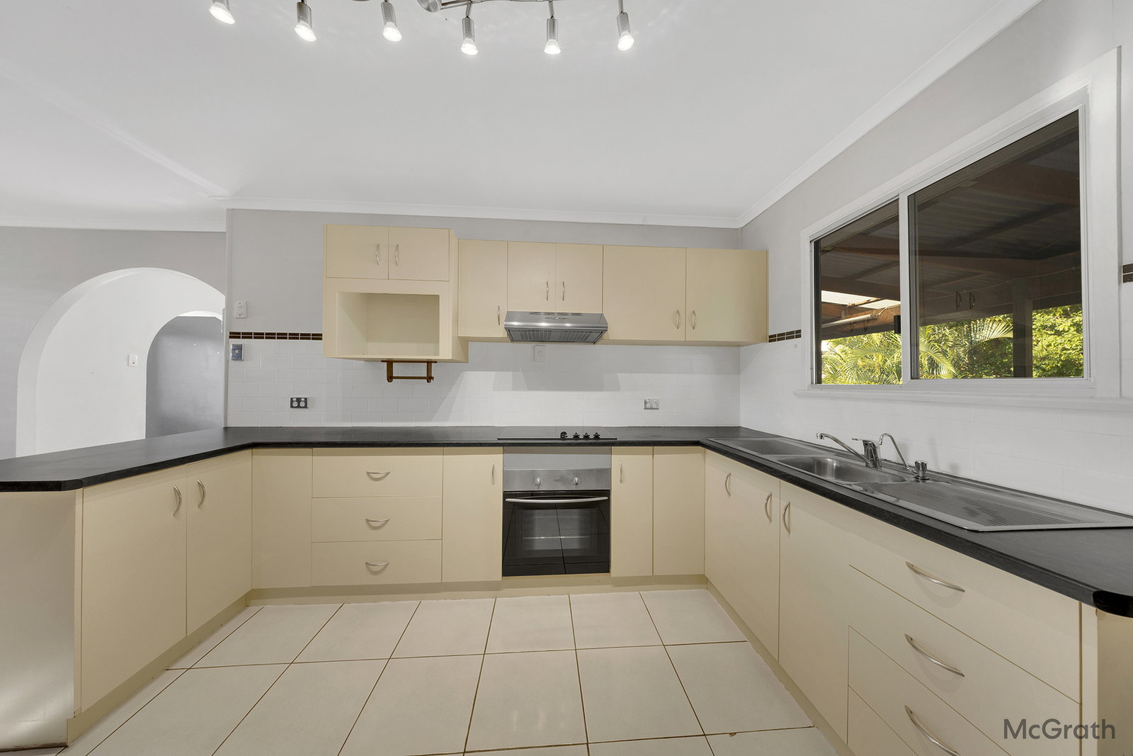 8 Geraldine Street, West Gladstone  QLD  4680