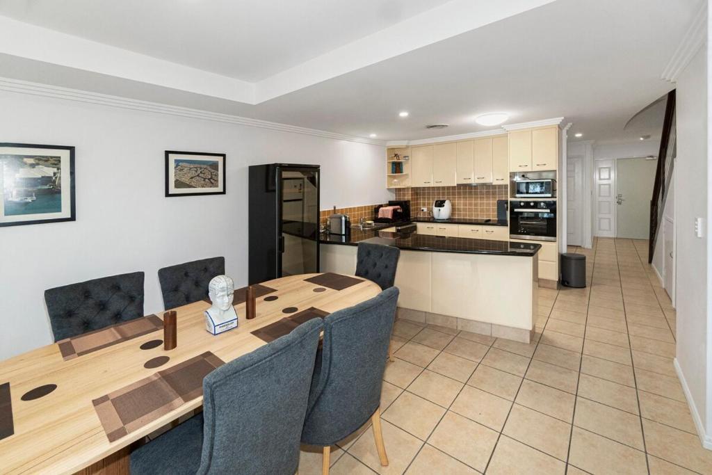35/1 Pebble Beach, Coral Cove  QLD  4670