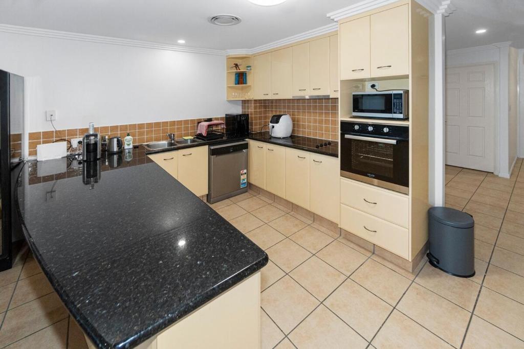 35/1 Pebble Beach, Coral Cove  QLD  4670
