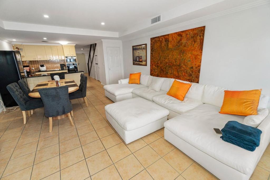 35/1 Pebble Beach, Coral Cove  QLD  4670