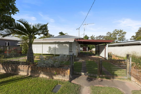 14 Dunkirk Street, Svensson Heights  QLD  4670