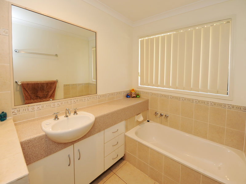 98 Col Brown Avenue, Clinton  QLD  4680
