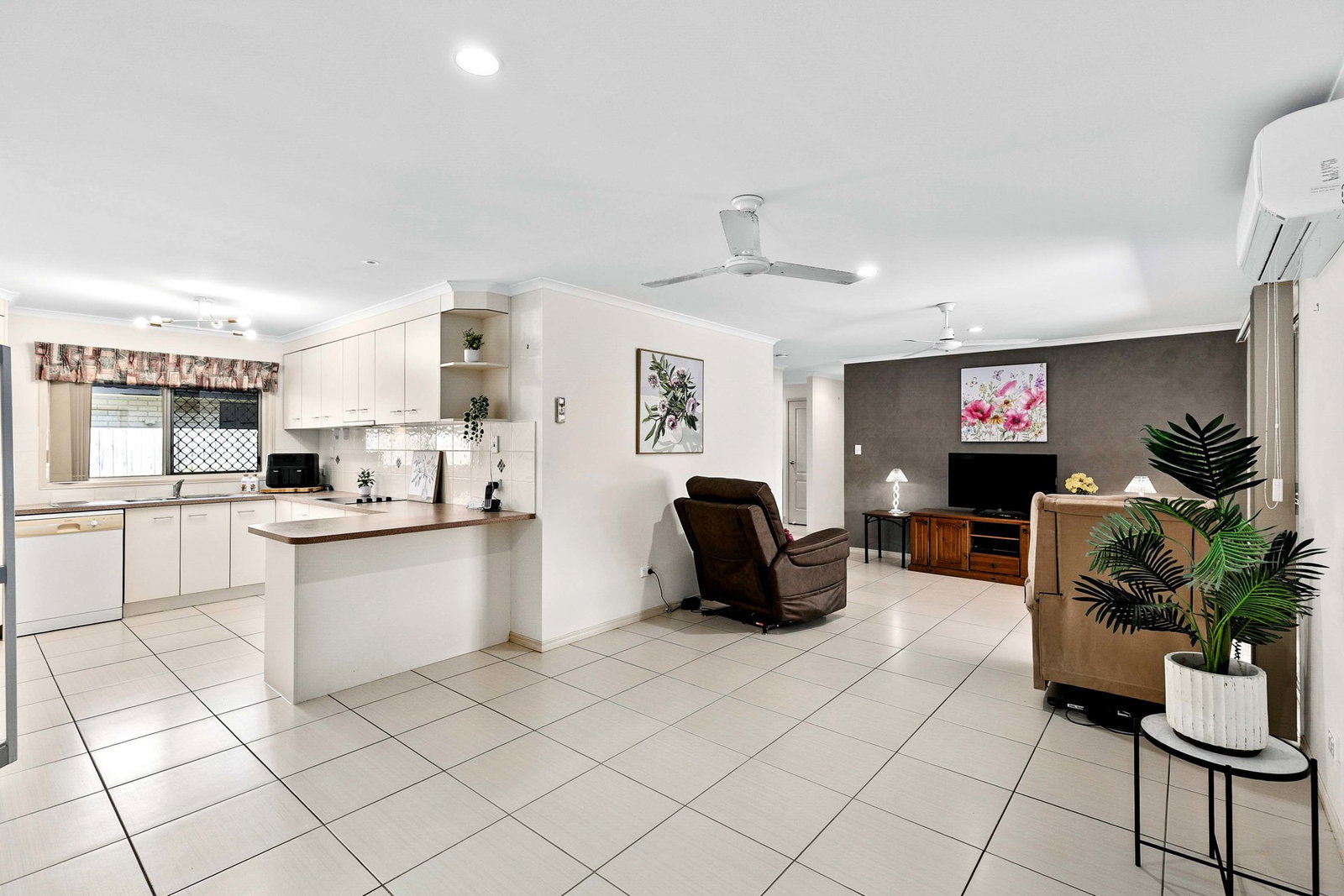 18 Emerald Park Way, Urangan  QLD  4655