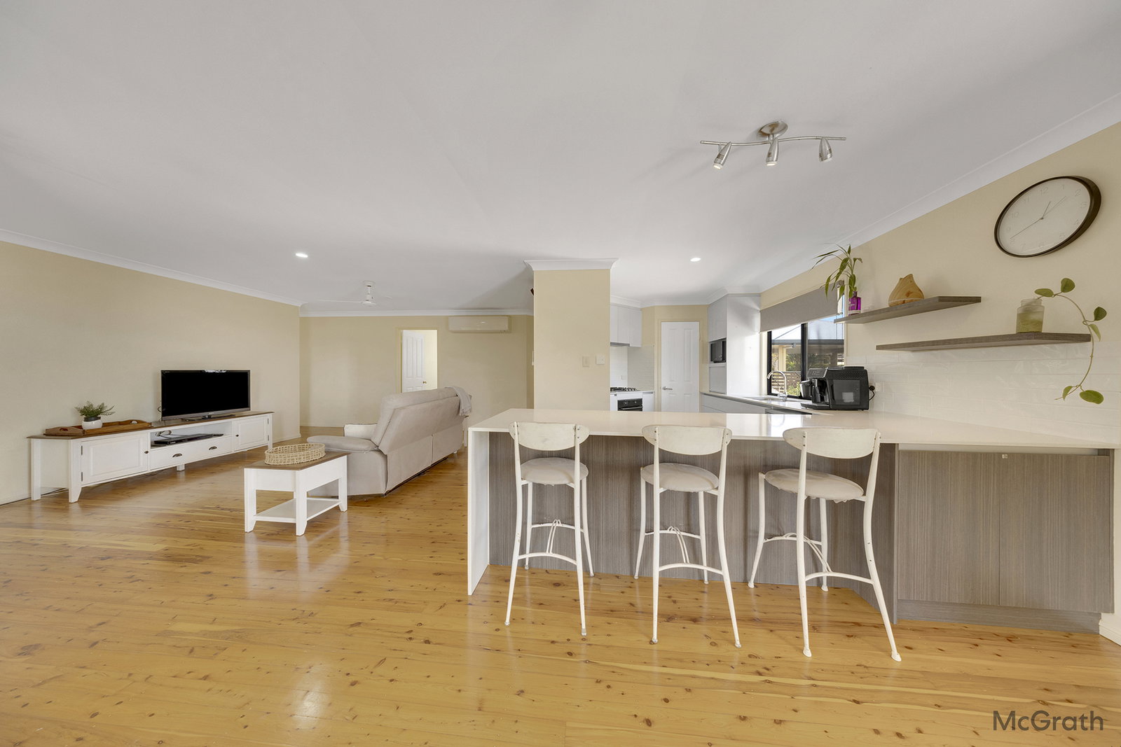11 Kensington Place, Kin Kora  QLD  4680