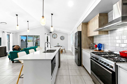 24 Peppermint Circuit, Nikenbah  QLD  4655