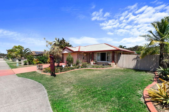 18 Emerald Park Way, Urangan  QLD  4655