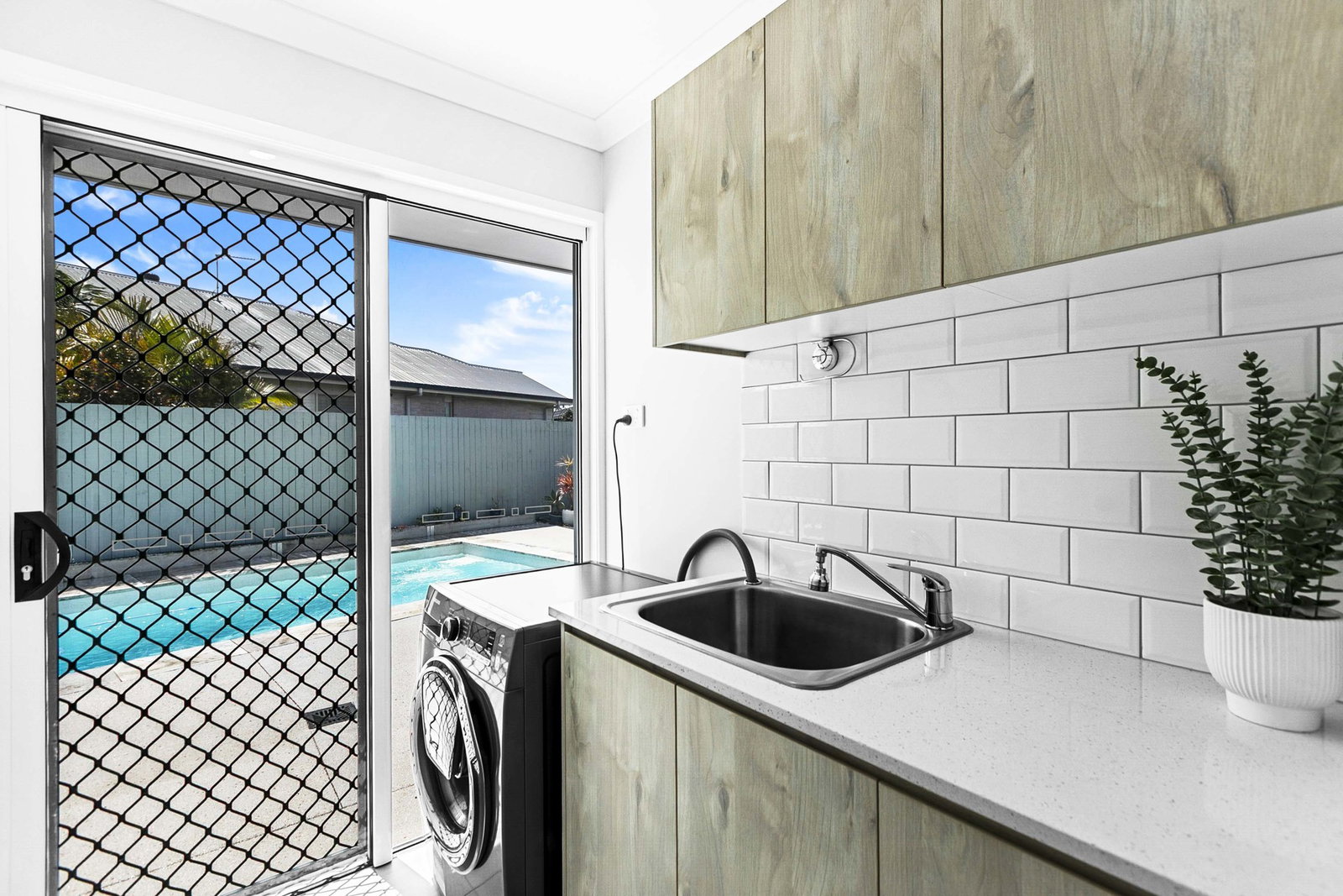 24 Peppermint Circuit, Nikenbah  QLD  4655