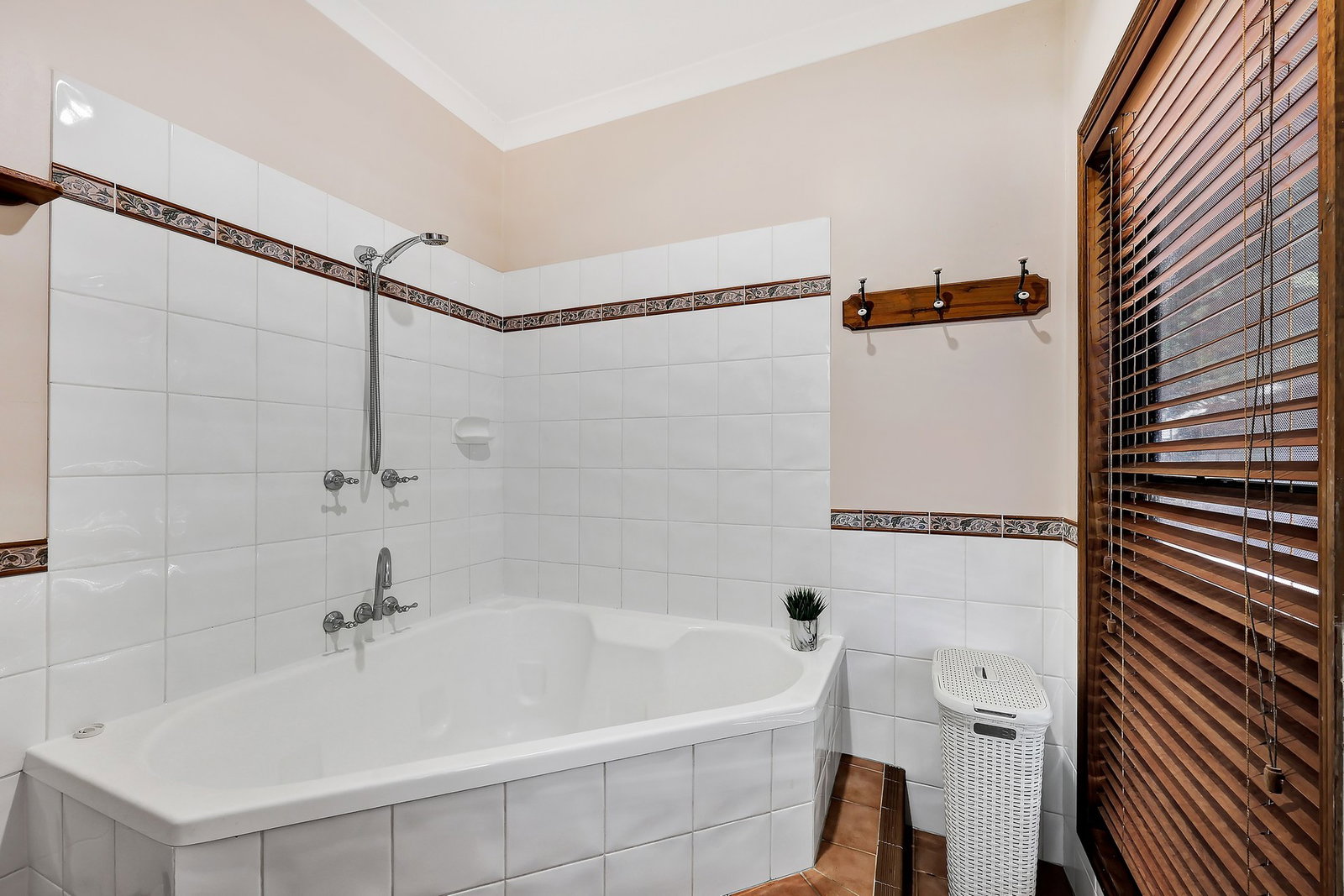 56 Rehbein Avenue, Qunaba  QLD  4670