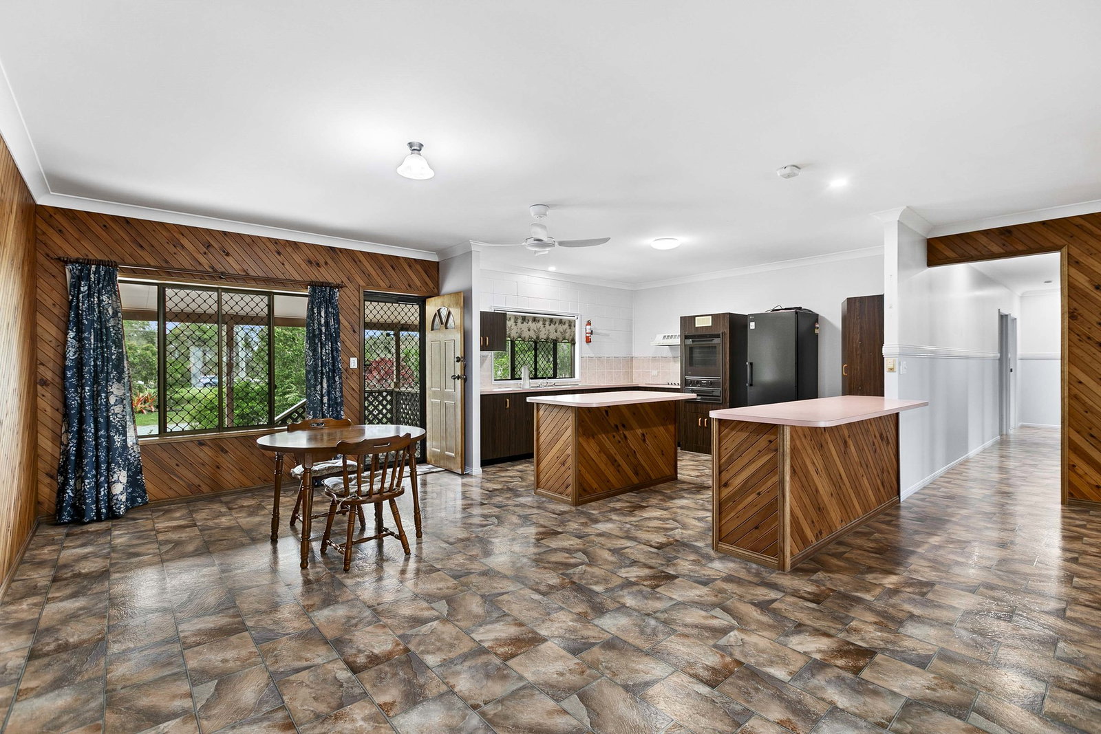 137 Philip Drive, Teddington  QLD  4650
