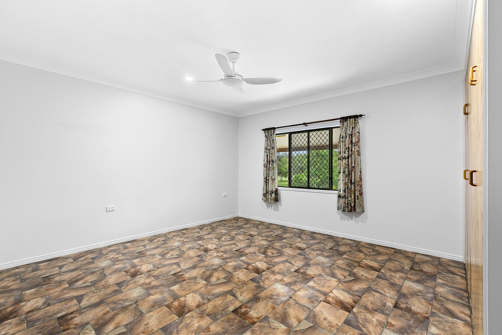 137 Philip Drive, Teddington  QLD  4650