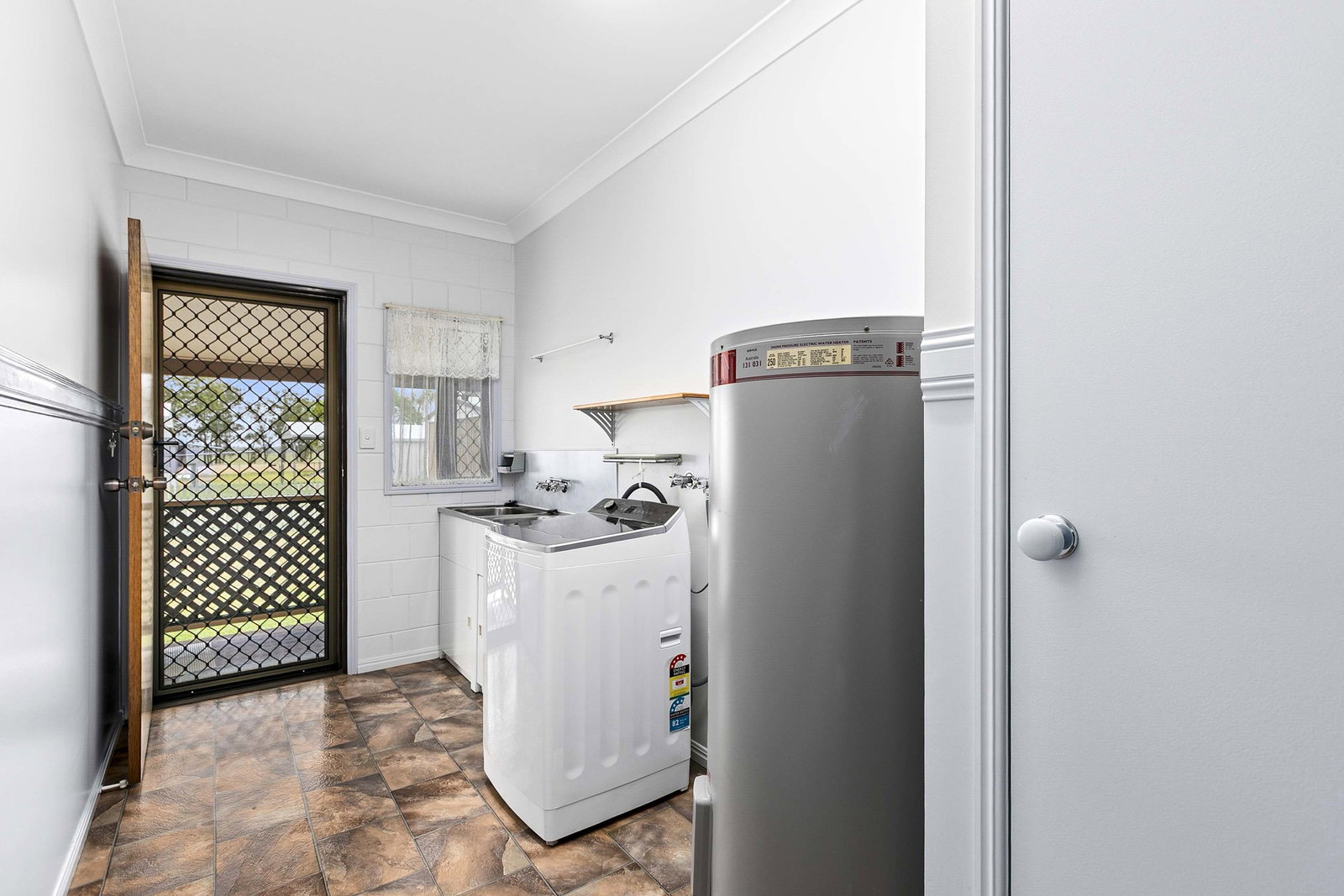 137 Philip Drive, Teddington  QLD  4650